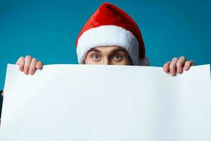 de bonne humeur homme dans une Père Noël chapeau en portant une bannière vacances isolé Contexte photo