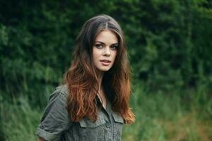 portrait de une femme la nature longue cheveux vert costume forêt vacances photo