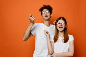 Jeune couple dans blanc t-shirts émotions amusement moda la communication photo