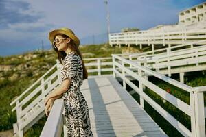 portrait de une femme dans robe marcher luxe tourisme été relaxation concept photo