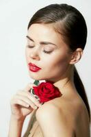 Dame avec Rose yeux fermé rouge lèvres modèle luxe photo