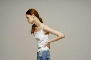 femme dans blanc T-shirt douleur symptômes dans le les articulations arthrite studio traitement photo