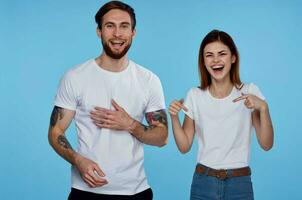 homme ou femme portant blanc t-shirts amusement mode relation amicale photo