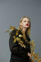jolie femme d'or feuilles noir blazer rouge lèvres studio modèle inchangé photo