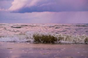 Heure bleue un jour de tempête à McKenzie Beach, Larnaca, Chypre