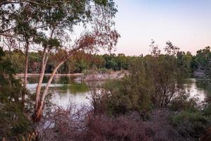 Lac Athalassa, Chypre avec de beaux reflets du ciel, des arbres et des oiseaux photo