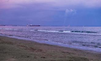 Heure bleue un jour de tempête à McKenzie Beach, Larnaca, Chypre