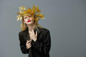 jolie femme d'or feuilles couronne noir blazer rouge lèvres studio modèle inchangé photo