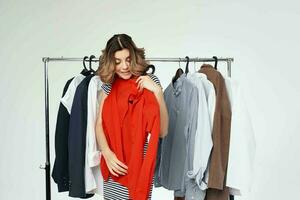 jolie femme près vêtements Shopaholic isolé Contexte photo