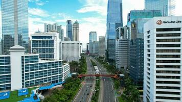 aérien vue de jpo pinisi - pont traversée gens pinisi en forme de bateau dans Djakarta. Djakarta, Indonésie, Mars 8, 2022 photo