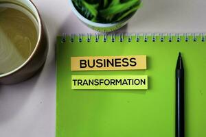 affaires transformation texte sur gluant Remarques avec Bureau bureau concept photo