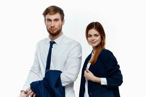 homme et femme dans costume sont permanent suivant à travail collègues la finance Bureau lumière Contexte photo