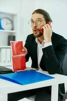 homme dans une costume travail dans le Bureau dans de face de une portable exécutif photo