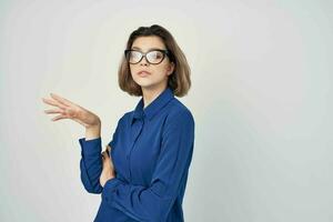 femme bleu chemises avec des lunettes mode posant lumière Contexte photo