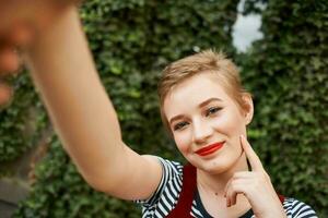 jolie femme dans parc vert buisson la nature loisir marcher photo