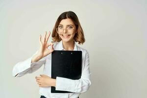 femme dans blanc chemise Majeur studio travail les documents photo