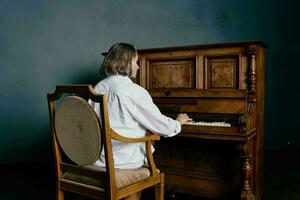 personnes âgées femme séance sur une chaise près le piano la musique performance photo