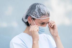 femme médecin mettant son masque facial photo