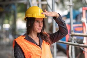 femme ingénieur sur chantier en été photo