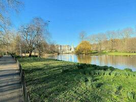 une vue sur le parc st james à londres photo