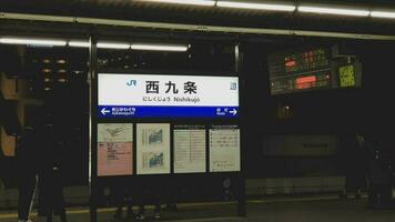Osaka, Japon dans avril 2019. enseigne de nishikujo station avec kanji et katakana en écrivant. photo