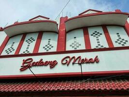 Yogyakarta, Indonésie dans Mars 2022. un de le bâtiments sur malioboro rue, gédoeng merah. photo