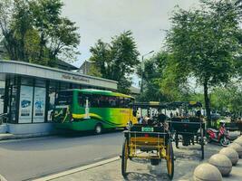 Yogyakarta, Indonésie dans juillet 2022. trans jogja autobus traversée malioboro rue. photo