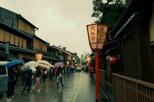 Kyoto, Japon dans avril 2019. le atmosphère dans le soir avant le coucher du soleil dans le gion district. photo