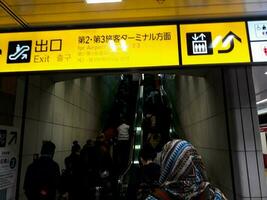 Osaka, Japon sur avril 9, 2019. Japonais résidents dans un escalier mécanique à une train gare. photo