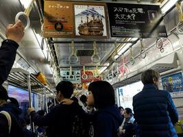 Osaka, Japon sur avril 9, 2019. photo de le situation à l'intérieur une train dans Osaka lequel est bondé avec les passagers sur le façon Accueil de travail.