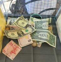 konya, turquie le 10 juillet 2022. argent dispersé dans une boîte en verre. t photo
