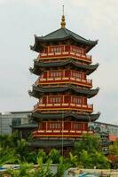 la pagode est au milieu de chinatown pik pantjoran, pantai indah kapuk. photo