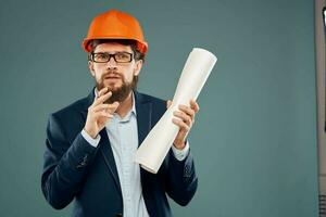 ingénieur dans Orange casques avec plans dans mains construction industrie mode de vie photo