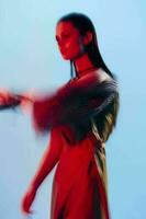 magnifique femme rouge lumière argent armure chaîne courrier mode mode de vie inchangé photo