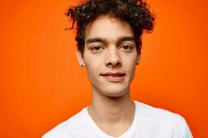 gars dans blanc T-shirt frisé cheveux tondu vue studio photo