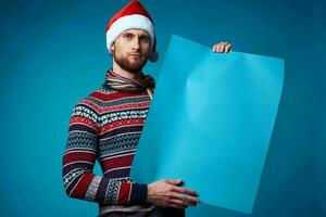 de bonne humeur homme dans une Père Noël chapeau en portant une bannière vacances isolé Contexte photo