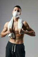 des sports homme musclé torse blanc serviette médical santé masque Gym photo