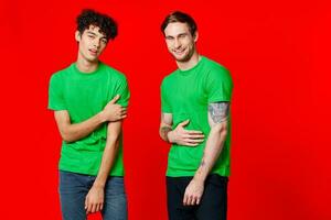 de bonne humeur copains dans vert t-shirts la communication émotions isolé Contexte photo