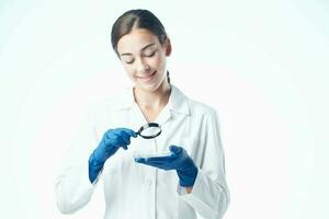 de bonne humeur femme laboratoire assistant dans une blanc manteau recherche science Diagnostique photo