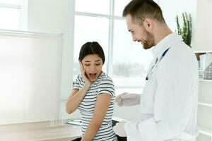 émotif femme peur de injections vaccination hôpital traitement photo