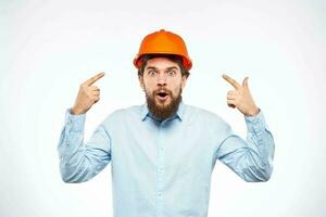 émotif Hommes Orange casque ingénieur construction industrie mode de vie tondu vue photo