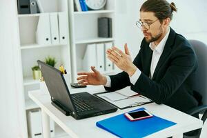 homme dans une costume les documents travail Bureau portable mode de vie photo