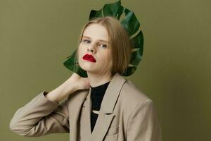 à la mode femme dans manteau rouge lèvres mode paume feuille mode de vie posant photo