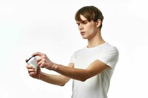 gars dans blanc T-shirt manette Jeux La technologie divertissement photo