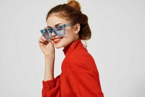 portrait de une femme dans une rouge chandail mode de vie studio amusement modèle photo