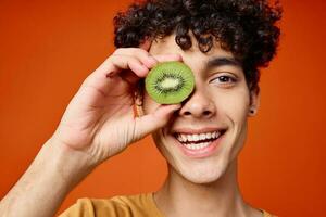 de bonne humeur gars avec frisé Orange cheveux près le yeux fermer studio photo