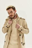 attrayant blond homme se redresse collier sur manteau et chandail chemise modèle photo