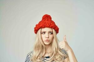 jolie femme dans une rayé T-shirt rouge chapeau tondu vue charme photo