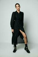 jolie femme avec brillant maquillage noir robe mode dans bottes photo