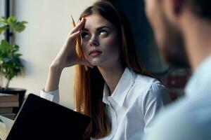 une femme suivant à une homme travail collègue la communication amusement photo